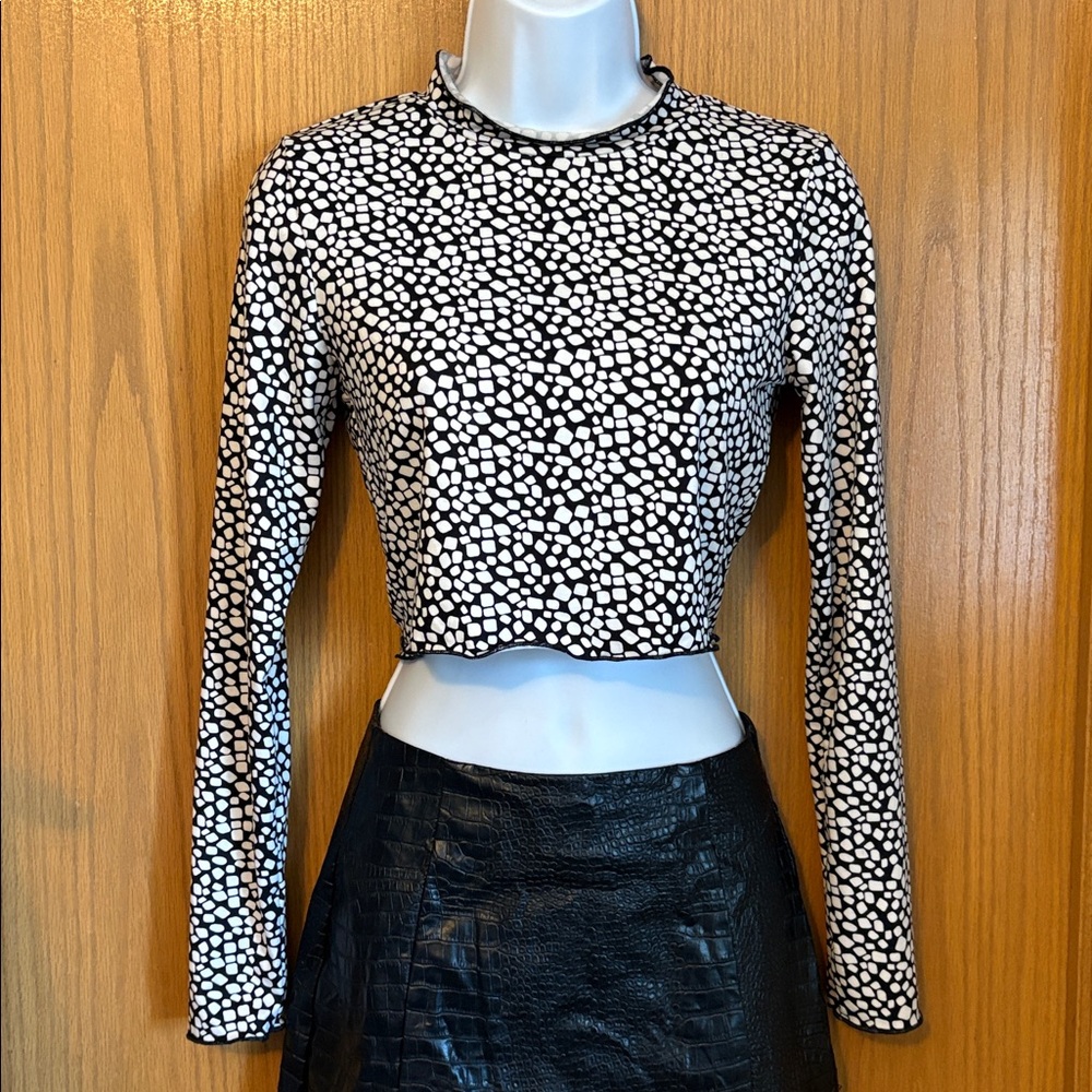 SHEIN Black & White Speckled Long Sleeve Cropped Top